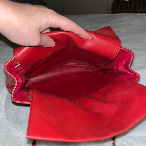 CHANEL RED LEATHER QUILTED VINTAGE SHOULDER BAG - Picture 10 of 17